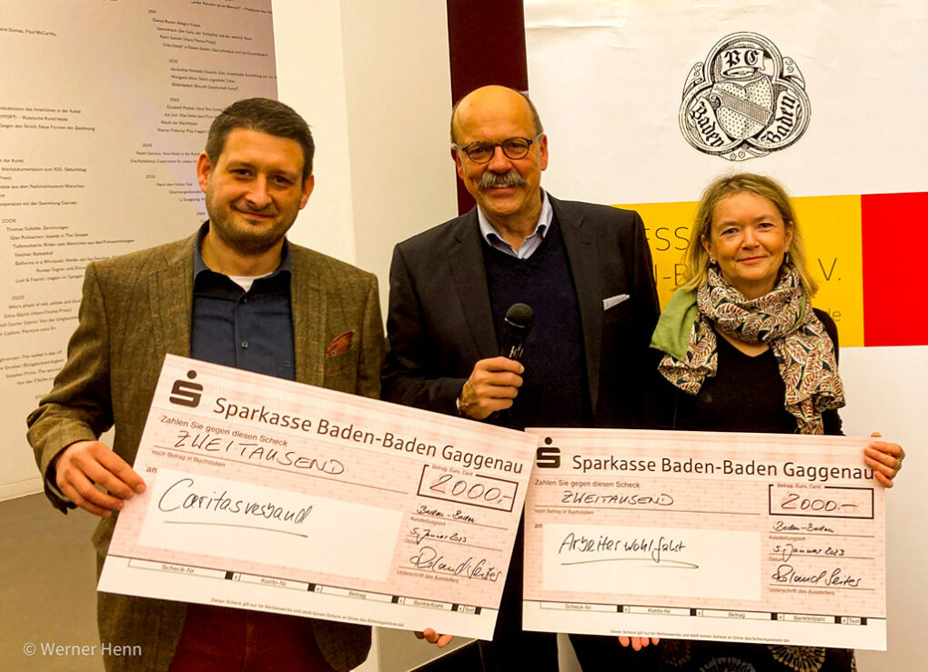 Thomas Schmieder, Geschäftsführer Caritas-Verband Baden-Baden (links) und Eva Pfistner, Geschäftsführerin Arbeiterwohlfahrt Baden-Baden, erhalten von Presse-Club Präsident Roland Seiter Spenden-Schecks.